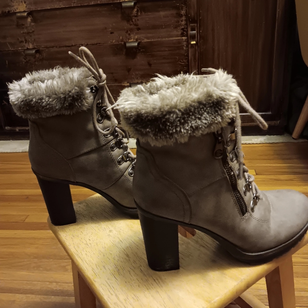 G BY GUESS  Tan lace up boots with heels and fur inside boot and trim - Picture 4 of 8